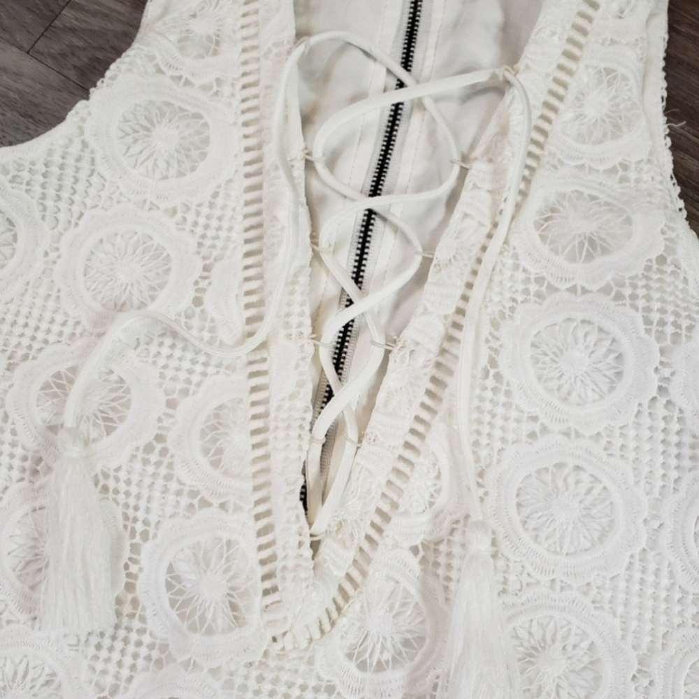 NEW Lovers + Friends Escape White Embroidered Lace Tie Up Mini Dress size Small - Picture 5 of 9